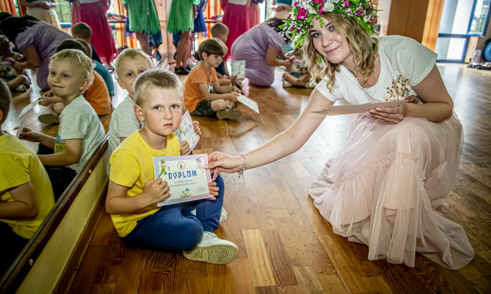 „Witajcie w naszej bajce”. Studentki Pedagogiki przedszkolnej i wczesnoszkolnej prowadziły zajęcia z dziećmi z Przedszkola Nr 12 w Nysie