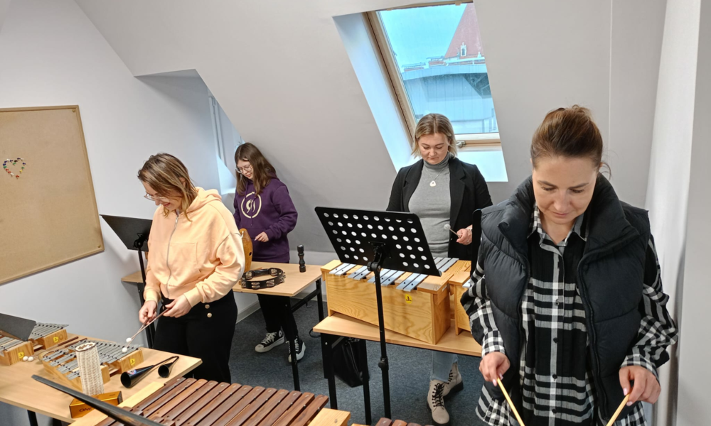 Studentki Pedagogiki na warsztatach muzycznych poznają metodę Carla Orffa