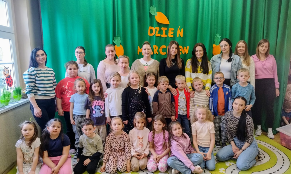 Studentki II roku pedagogiki przedszkolnej i wczesnoszkolnej na śródrocznej praktyce ogólnopedagogicznej w Zespole Szkolno-Przedszkolnym w Sidzinie