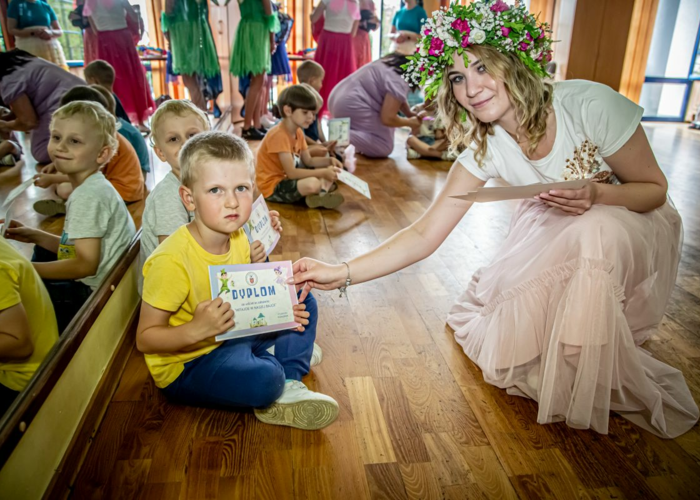 „Witajcie w naszej bajce”. Studentki Pedagogiki przedszkolnej i wczesnoszkolnej prowadziły zajęcia z dziećmi z Przedszkola Nr 12 w Nysie