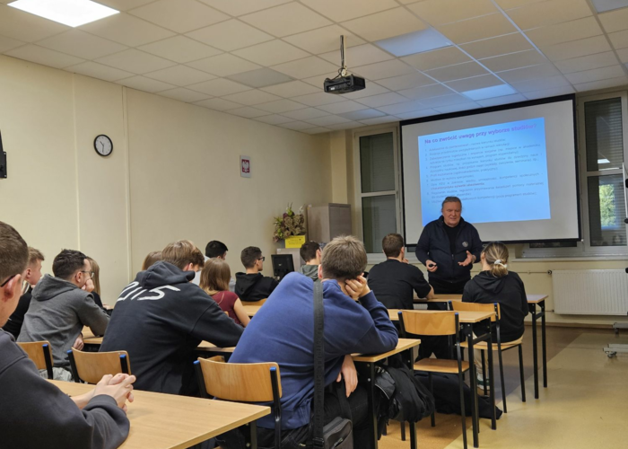 Prof. Marek Z. Kulisz spotkał się z maturzystami Ekonomika w Dzierżoniowie