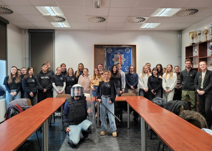 Studenci SKN Cognitio Scientiae z wizytą w KPP Nysa