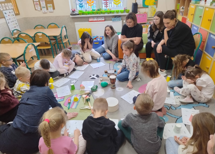 Studentki III roku pedagogiki przedszkolnej i wczesnoszkolnej na praktyce śródrocznej wychowawczo-dydaktycznej w Przedszkolu w Sidzinie