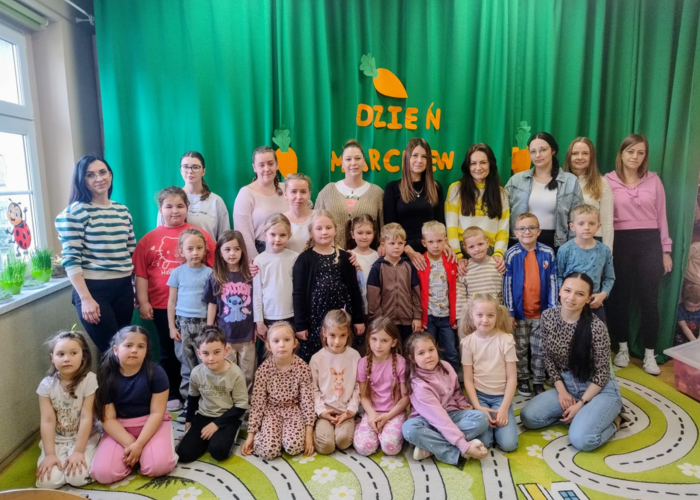 Studentki II roku pedagogiki przedszkolnej i wczesnoszkolnej na śródrocznej praktyce ogólnopedagogicznej w Zespole Szkolno-Przedszkolnym w Sidzinie